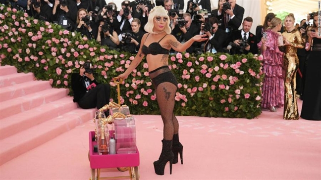 Met gala 2019: Lady Gaga 'lot do' ngay tren tham do