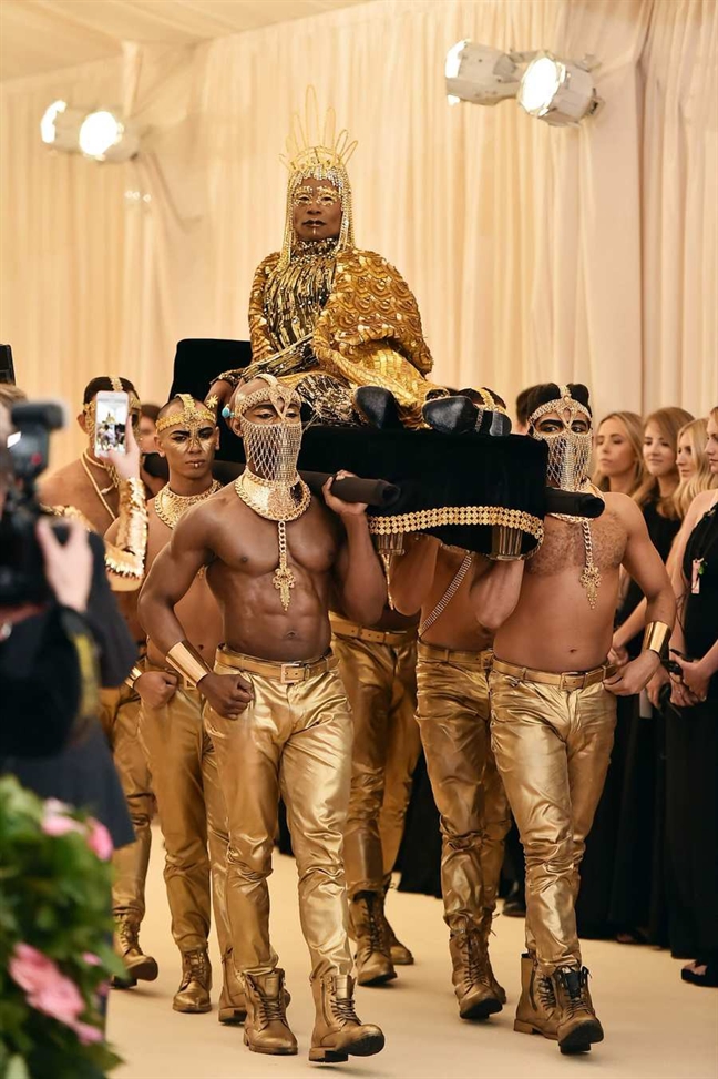 Met gala 2019: Lady Gaga 'lot do' ngay tren tham do