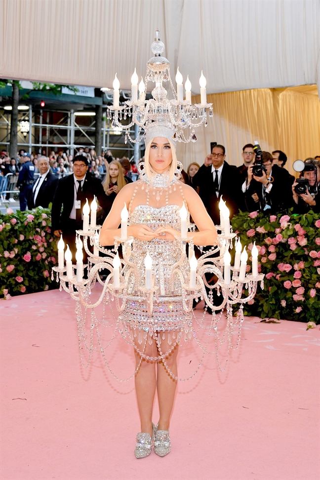 Met gala 2019: Lady Gaga 'lot do' ngay tren tham do