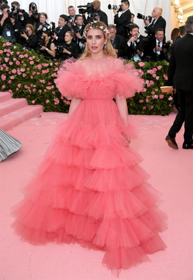 Met gala 2019: Lady Gaga 'lot do' ngay tren tham do