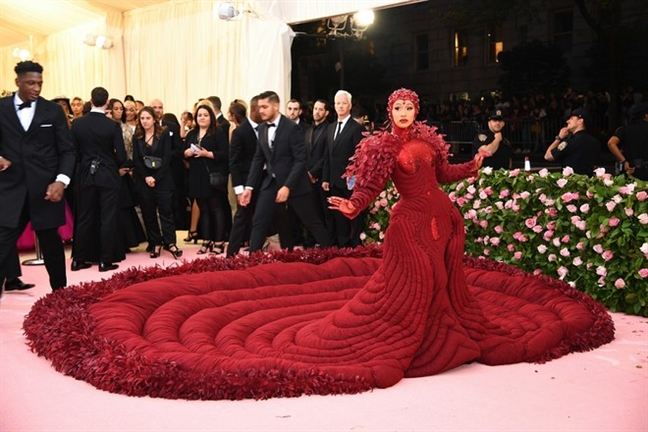 Met gala 2019: Lady Gaga 'lot do' ngay tren tham do