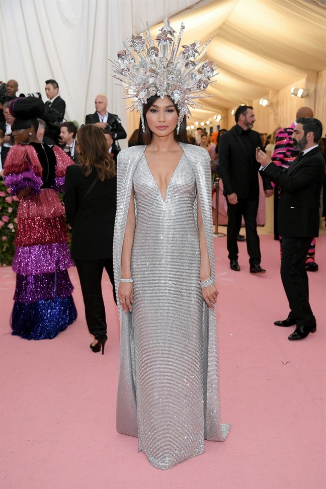 Met gala 2019: Lady Gaga 'lot do' ngay tren tham do