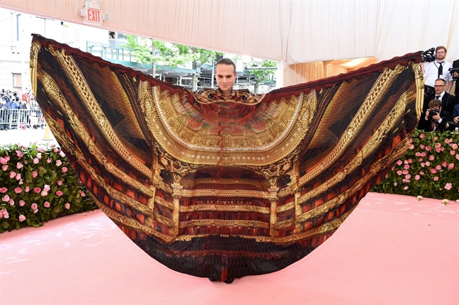 Met Gala 2019: 10 trang phuc gay soc