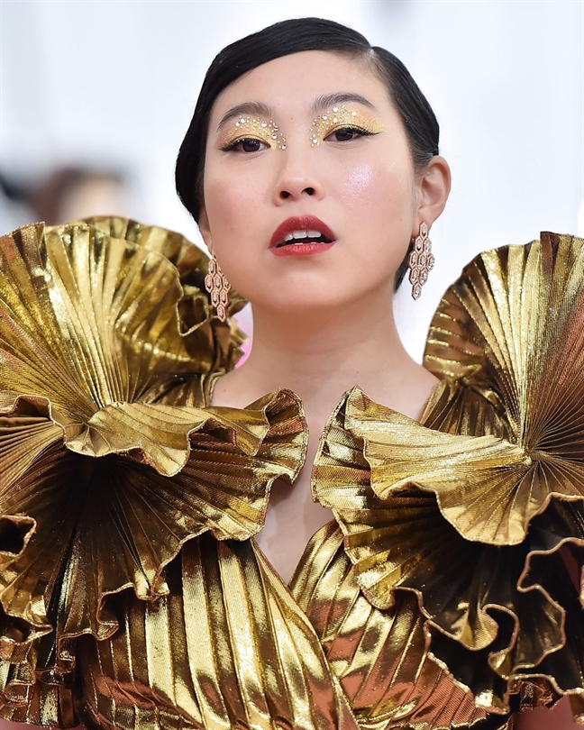 'Bo tui' xu huong trang diem tu Met Gala 2019