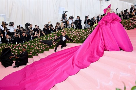 Met gala 2019: Lady Gaga 'lột đồ' ngay trên thảm đỏ