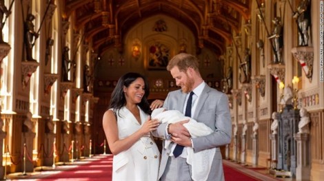 Vợ chồng Hoàng tử Harry cùng cậu con trai mới sinh ra mắt công chúng