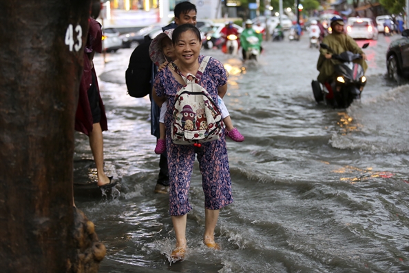 Mua 30 phut, khu pho nha giau o Sai Gon chim trong nuoc