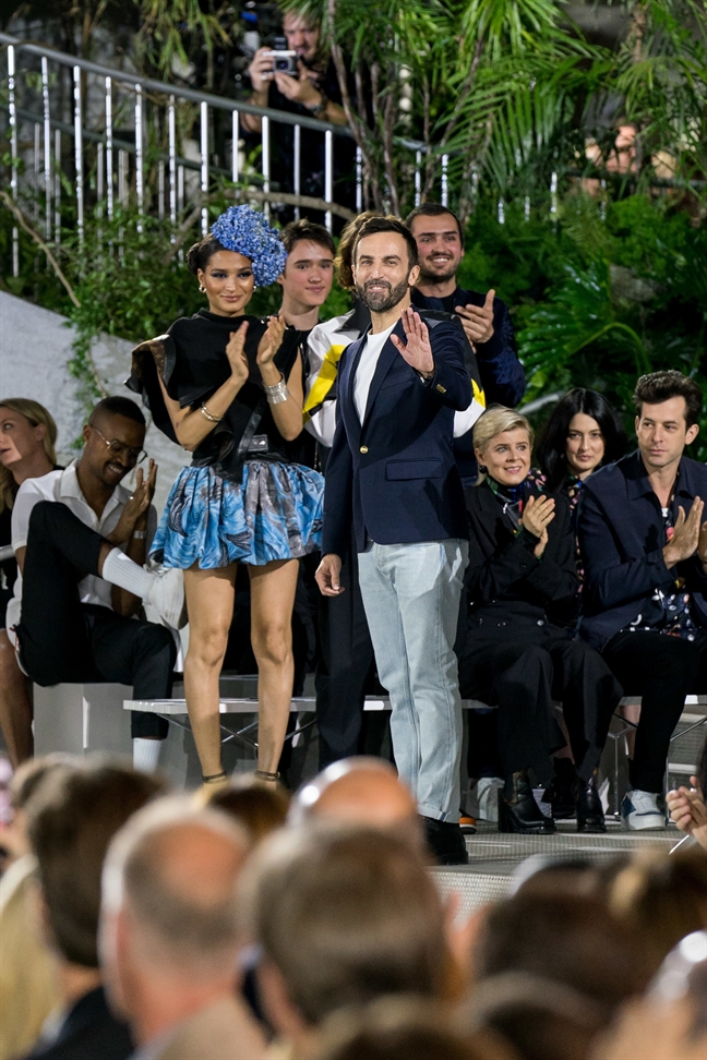 BST moi nhat cua Louis Vuitton: Nguoi doi 'lam mua lam gio' 