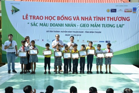 Trao 50 học bổng cho học sinh nghèo Bình Thuận