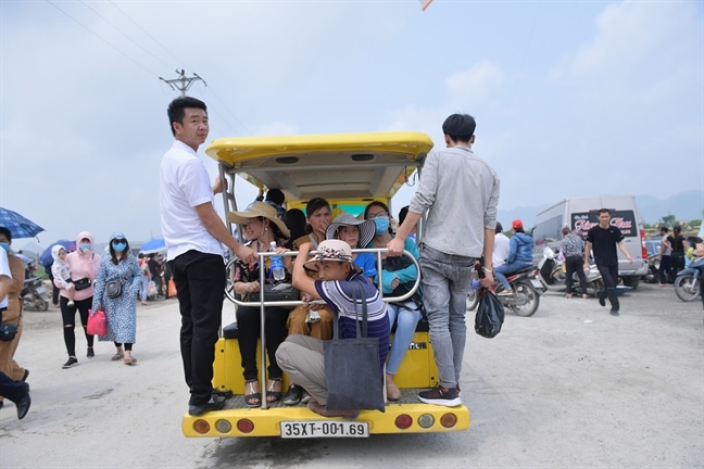 Giao thong chat kin dong nguoi do ve chua Tam Chuc tham du Dai le Phat dan - Vesak 2019