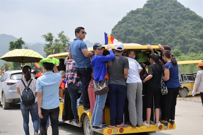 Giao thong chat kin dong nguoi do ve chua Tam Chuc tham du Dai le Phat dan - Vesak 2019