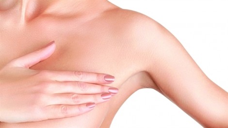 Túi ngực nhám gây ung thư vú?