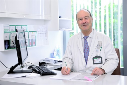 Bác sĩ Stephane Guero phẫu thuật từ thiện cho trẻ em dị tật bàn tay tại Bệnh viện FV