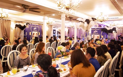 Tri ân mẹ - nữ hoàng của đời con với ‘dạ tiệc du thuyền phong cách hoàng gia Danisa’