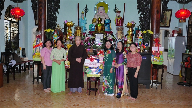 Hoi LHPN TP.HCM tham cac ni su, to chuc ton giao nhan dip Dai le Phat dan Vesak