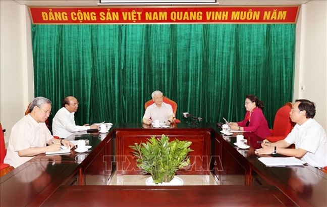 Tong bi thu, Chu tich nuoc Nguyen Phu Trong chu tri cuoc hop lanh dao chu chot