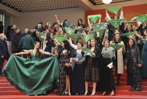 Nhóm người biểu tình gây náo loạn thảm đỏ Cannes 2019