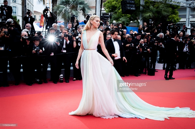 Tham do Cannes 2019 ngay thu 6: Cau hon, dua voi... vong ba