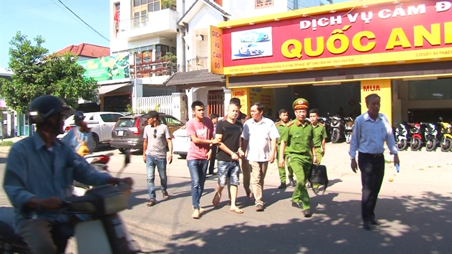 Bat nhom con do chuyen dung ma tau chem nguoi o Hue