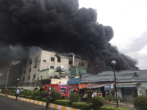 Đang cháy lớn trong khu công nghiệp Việt Hương, lửa khói mịt mù