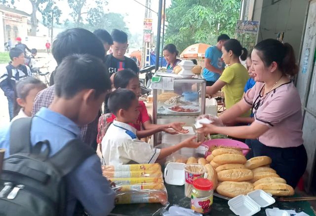 Vo chong giao vien tu tay nau hang tram suat an sang mien phi cho hoc tro ngheo