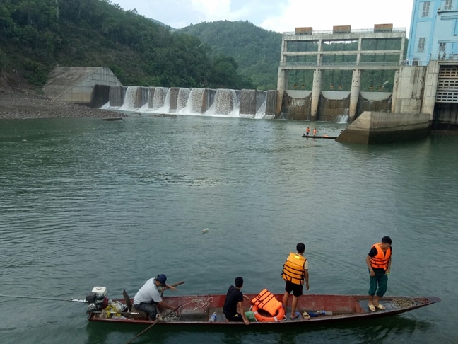 Thuy dien xa nuoc bat ngo khien thuyen lat lam 1 nguoi chet