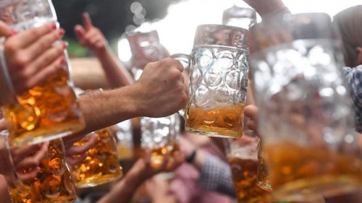 Vợ bệnh, chồng nói đi tiếp khách rồi vọt ra quán nhậu