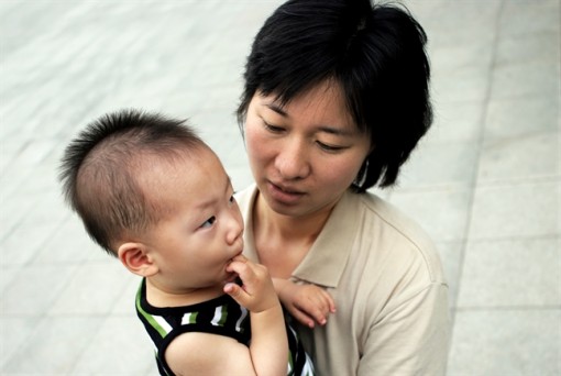 Con giằng điện thoại mẹ ném vỡ màn hình