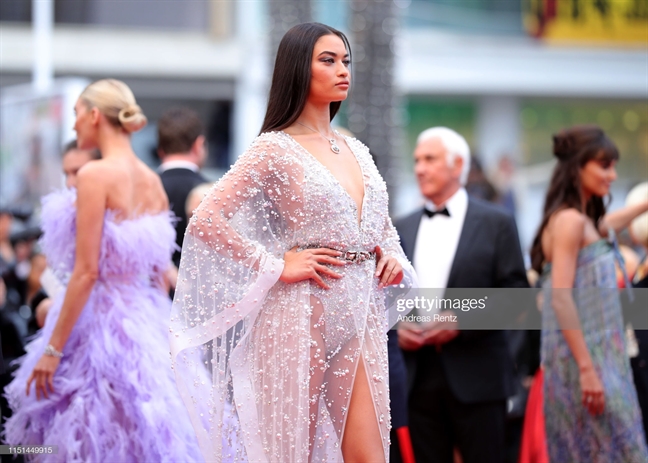 Nam tai tu Phap cot day giay cho ban gai tren tham do Cannes 2019