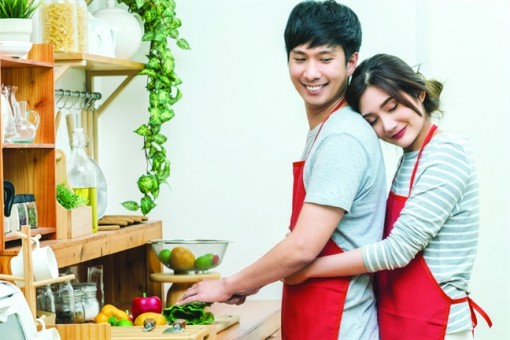 Chỉ có hai người, lạnh nhạt với nhau làm gì?