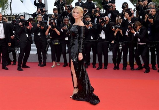 Nam tài tử Pháp cột dây giày cho bạn gái trên thảm đỏ Cannes 2019