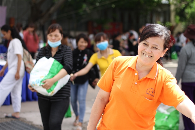 Nu cong nhan va ngay Chu nhat tuoi hong