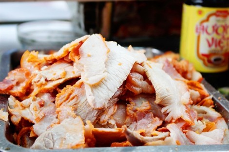Xe bánh mì thịt heo luộc kiếm tiền triệu mỗi ngày ở Sài Gòn