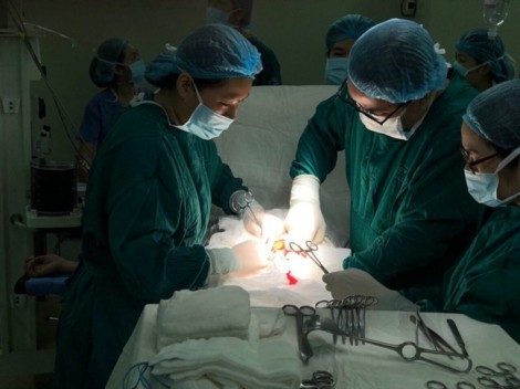 Gần 20 bác sĩ Sài Gòn 'cân não' cứu 2 bé trai sinh đôi từ thai phụ mắc bệnh hiếm