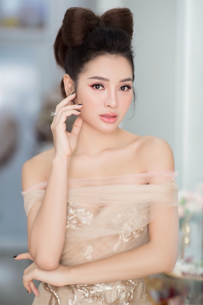 Phuong Trinh Jolie lang xe mot bui toc hinh no la mat