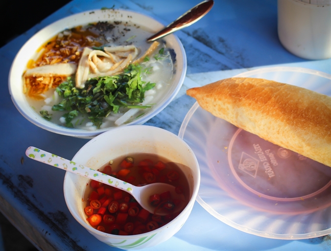 Den Da Nang nho 'ra ruong' an to banh canh ca bien nuong chi 10.000 dong