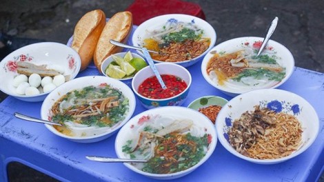 Đến Đà Nẵng nhớ 'ra ruộng' ăn tô bánh canh cá biển nướng chỉ 10.000 đồng