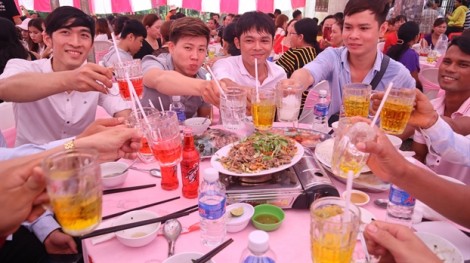 Chuyện lạ ở Bình Phước: đám cưới 50 bàn, không một giọt rượu bia