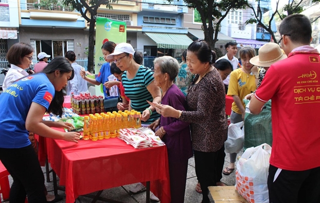 Phu nu quan Tu tuyen chien voi tui nilon va rac thai nhua