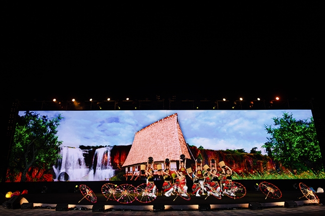 'Gap go Dong - Tay tren dong song Hoi' - tiet muc mo man an tuong trong dem nghe thuat tai Vinpearl Land Nam Hoi An