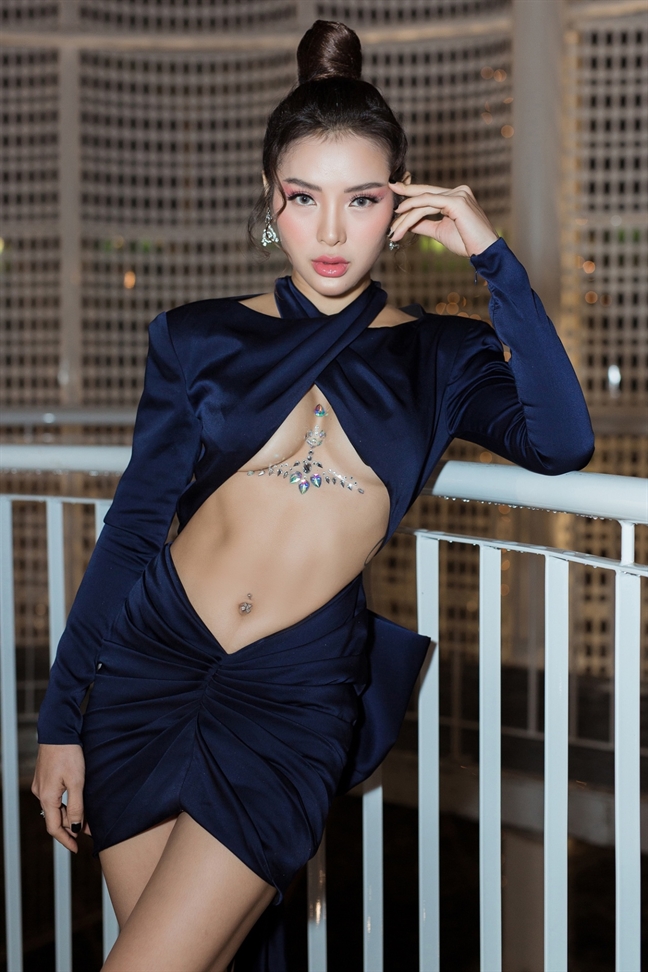 Phuong Trinh Jolie gay tranh cai voi dam lo nua nguc