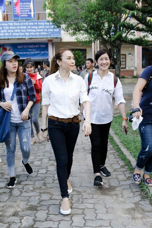 Kỳ lạ như Mỹ Tâm, mặc kín đáo vẫn xinh đẹp không thể rời mắt