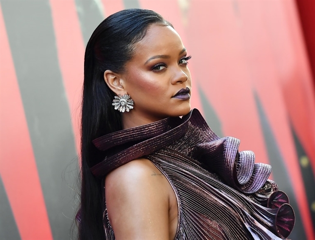 Rihanna vuon len vi tri nu ca si giau nhat the gioi