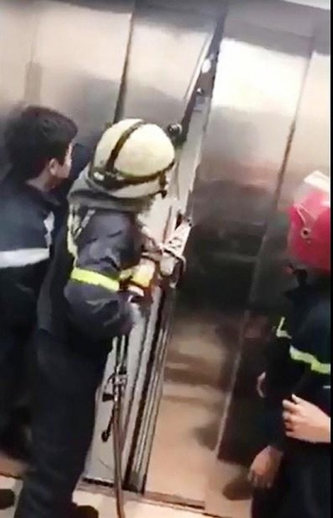 Giải cứu 21 người mắc kẹt trong thang máy tòa nhà Đức