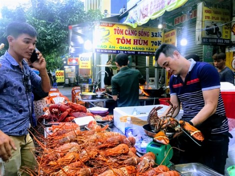 Xếp hàng mua nửa con tôm hùm, một cái chân cua hoàng đế