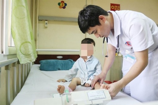 Bé trai liệt 2 chân sau giấc ngủ trưa ở trường