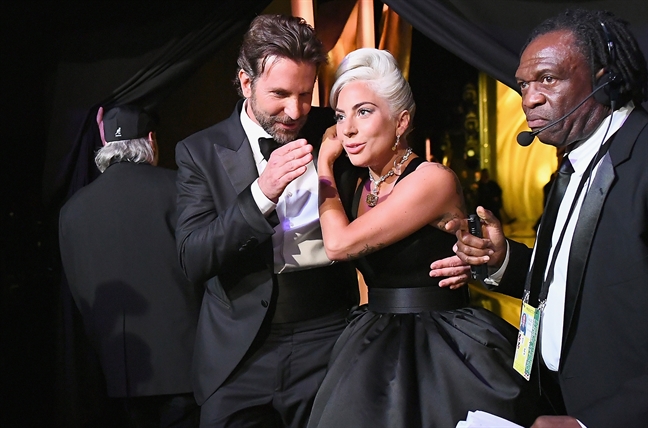 Dien tien moi quan he Bradley Cooper va 'nguoi thu ba' Lady Gaga qua anh