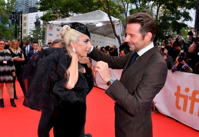 Dien tien moi quan he Bradley Cooper va 'nguoi thu ba' Lady Gaga qua anh