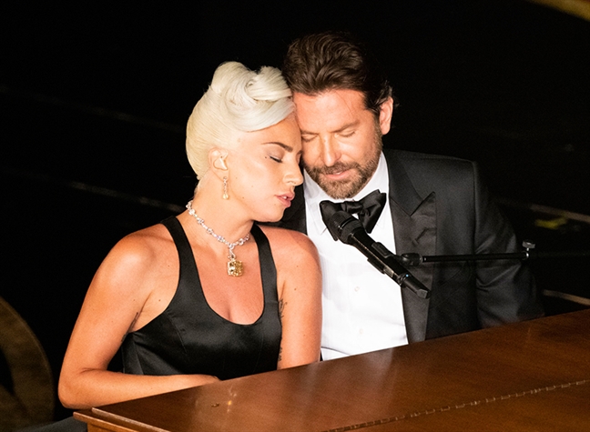 Dien tien moi quan he Bradley Cooper va 'nguoi thu ba' Lady Gaga qua anh