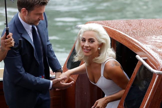 Dien tien moi quan he Bradley Cooper va 'nguoi thu ba' Lady Gaga qua anh